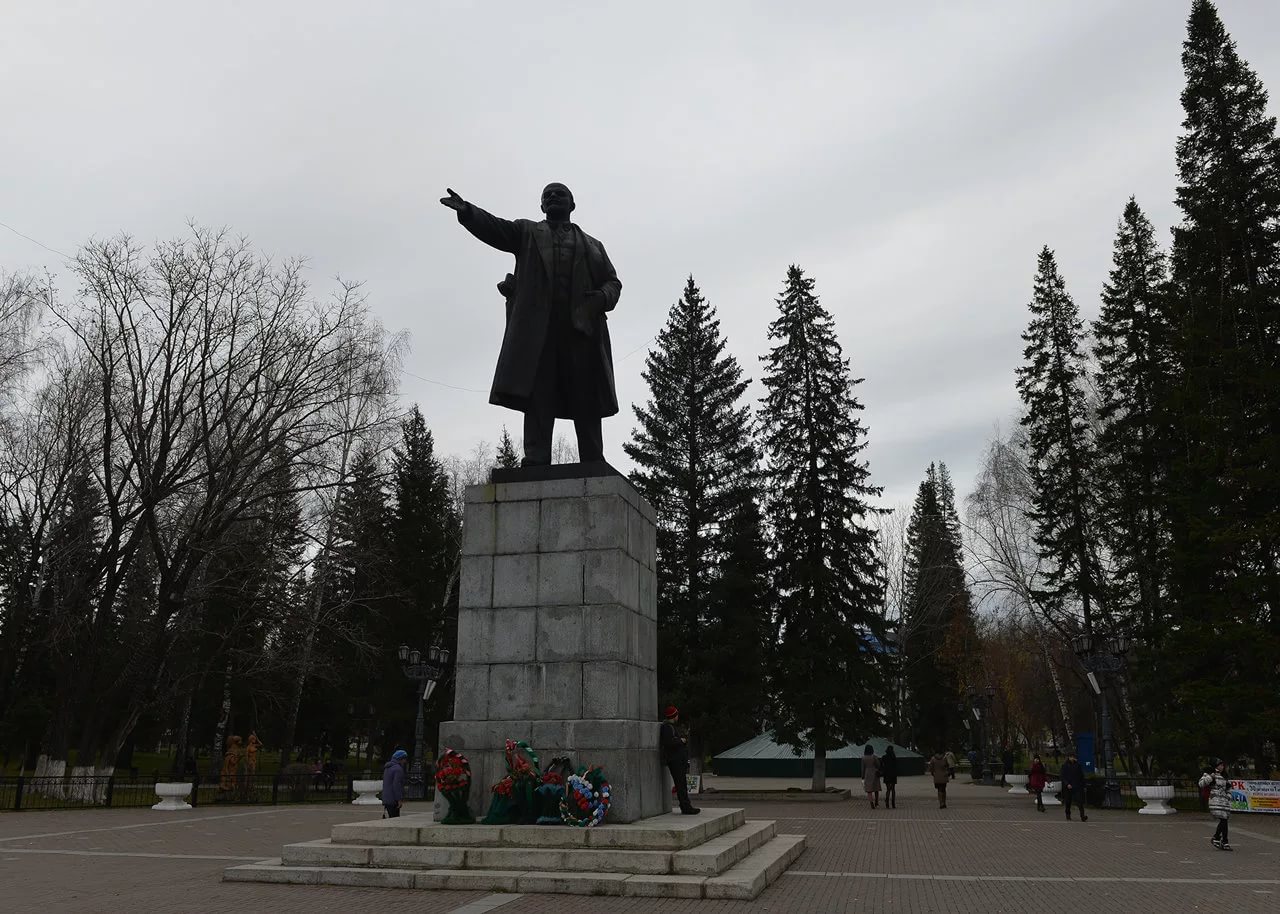 Памятник Ленину в Горно Алтайске