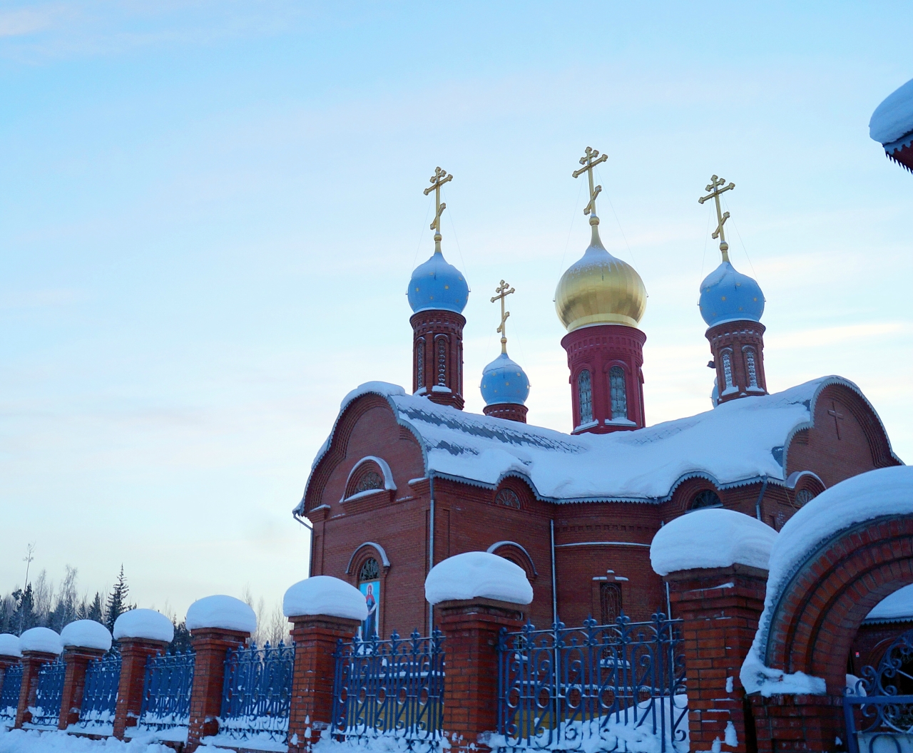 Красноярский край кежемский. Храм Кодинск. Кодинск Церковь. Храм г Кодинск Красноярского края фотографии. Кежемские церкви и храмы.